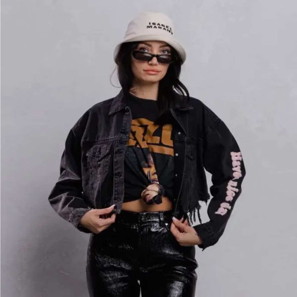 BLACK CROPPED FRAYED JEAN JACKET. - Picture 8 of 8